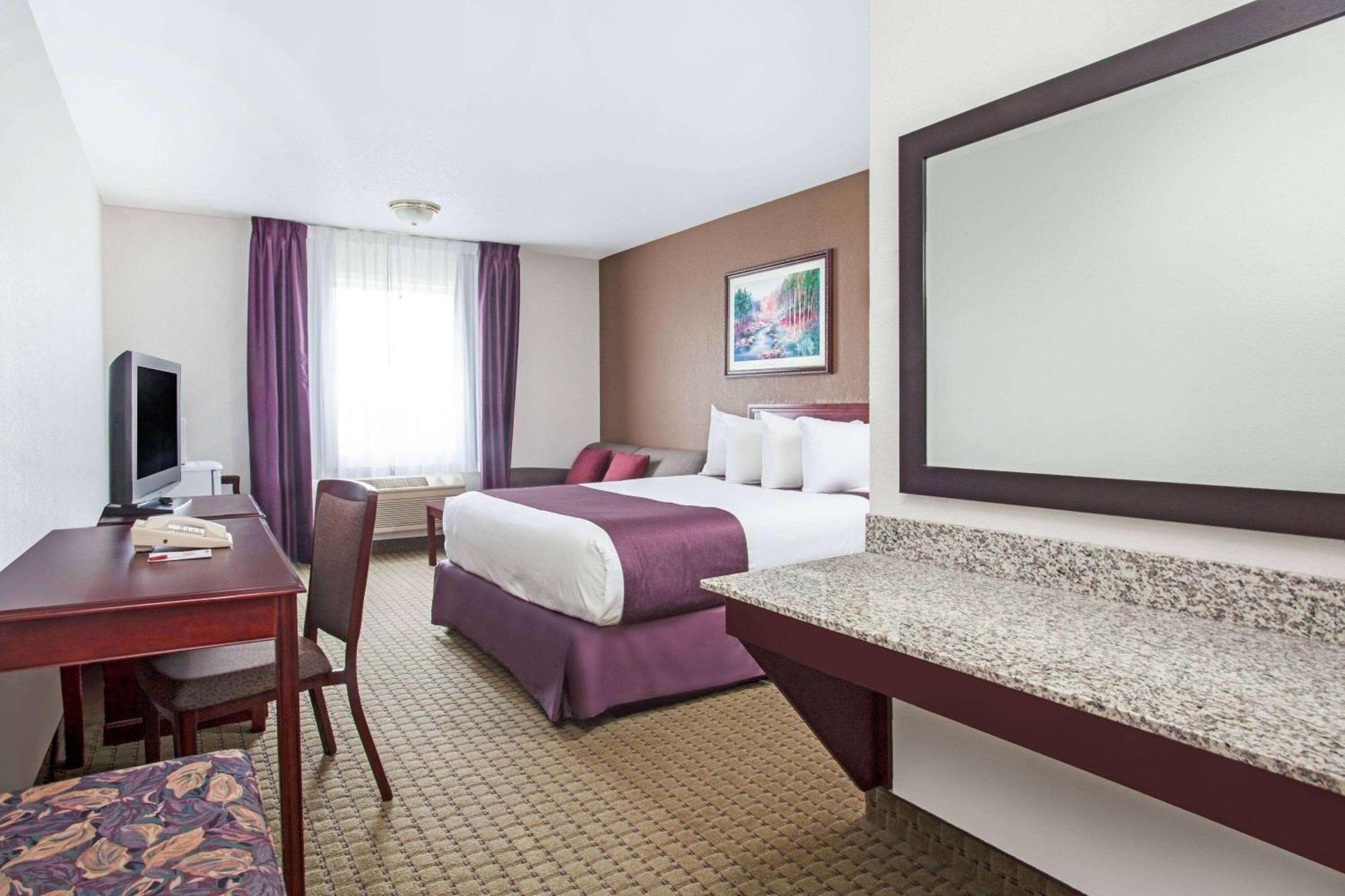 Ramada By Wyndham Red Deer Hotel & Suites Bagian luar foto