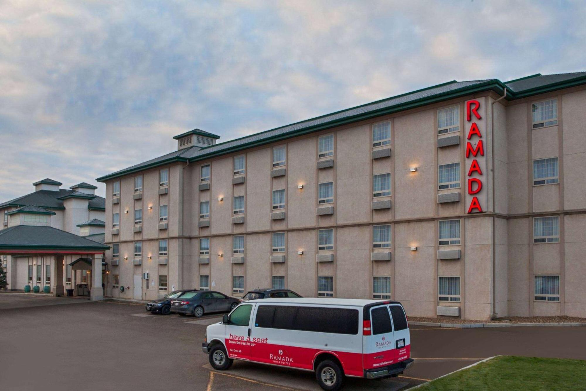 Ramada By Wyndham Red Deer Hotel & Suites Bagian luar foto